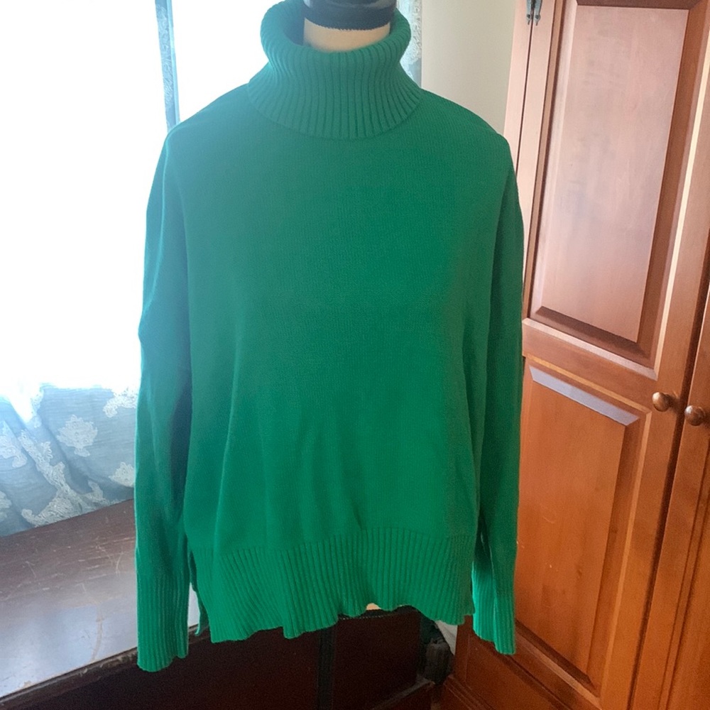Emerald green BCBG turtleneck